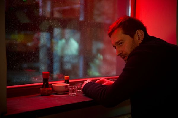 «Селфи»: Неон и пустота