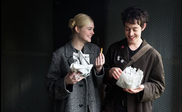 «Как разговаривать с девушками на вечеринках»: Земные парни легко доступны