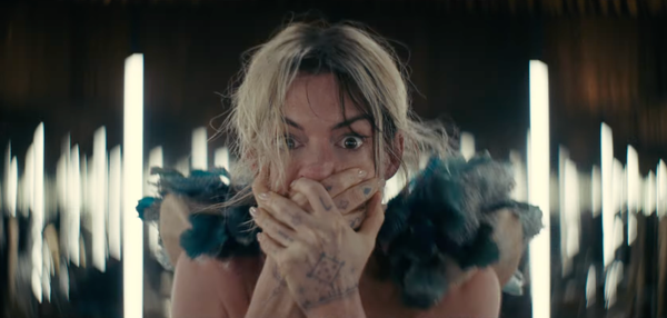 Энн Хэтэуэй примеряет образ поп-дивы в трейлере Mother Mary