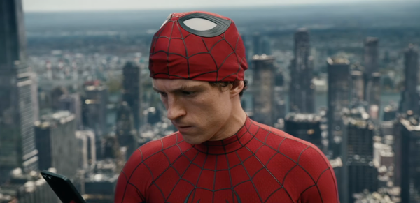 Том Холланд летает на паутине в трейлере «Человека-паука: Совершенно новый день»